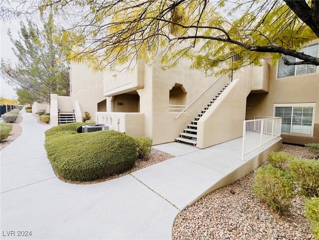 1900 Desert Falls Ct