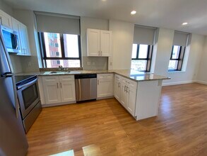 875 Elm St in Manchester, NH - Foto de edificio - Building Photo