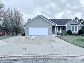 1405 Emery Cir in Waverly, IA - Building Photo - Building Photo