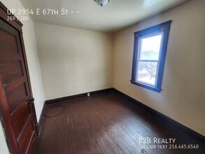 2954 E 67th St in Cleveland, OH - Foto de edificio - Building Photo