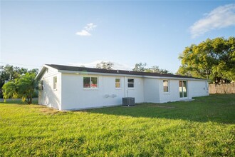 9807 N Ojus Dr in Tampa, FL - Building Photo - Building Photo