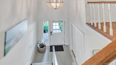 10 Leland Ln in Southampton, NY - Building Photo - Building Photo