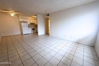 2621 E Greenway Rd in Phoenix, AZ - Building Photo - Building Photo