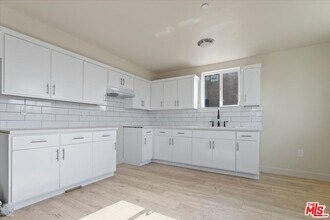 831 E 83rd St, Unit 3 in Los Angeles, CA - Foto de edificio - Building Photo
