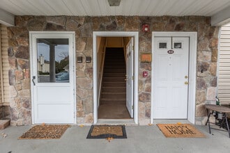 Country Lake Villas in West Babylon, NY - Foto de edificio - Building Photo