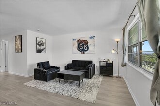 3225 E Riverside Dr in Ft. Myers, FL - Foto de edificio - Building Photo