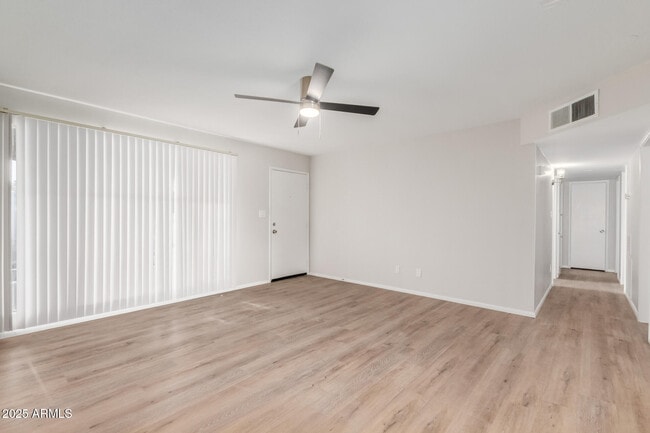 9033 N 15th Dr in Phoenix, AZ - Foto de edificio - Building Photo
