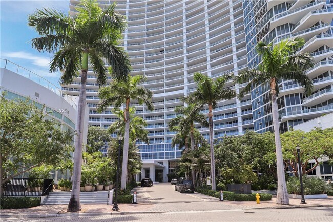 2020 N Bayshore Dr in Miami, FL - Foto de edificio - Building Photo
