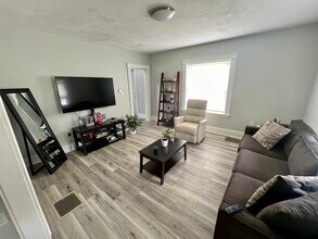 203 Hall St in Leominster, MA - Foto de edificio - Building Photo