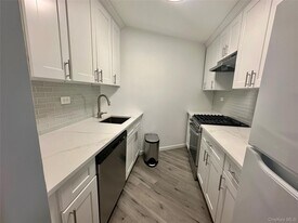 2 Bay Club Dr in Queens, NY - Building Photo