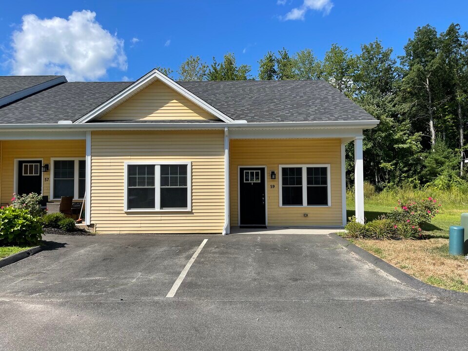 37 Hunters Ln in Southington, CT - Building Photo