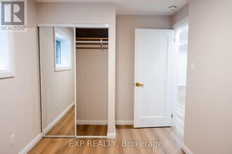 160 Bishop Dr in Barrie, ON - Building Photo - Building Photo