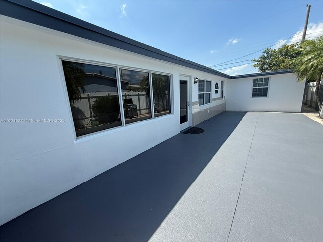 11525 SW 47th Terrace in Miami, FL - Foto de edificio - Building Photo