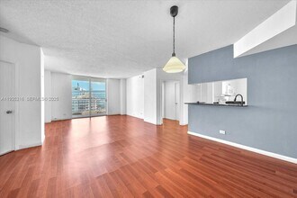 701 Brickell Key Blvd in Miami, FL - Building Photo - Building Photo