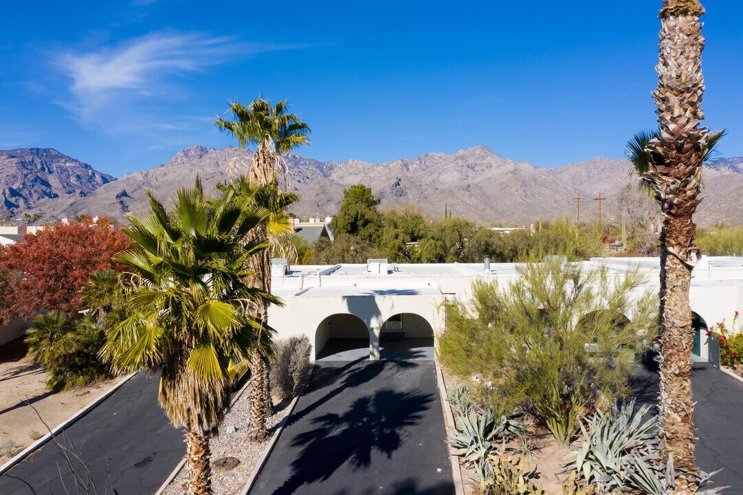 8045 E Cameo Cir in Tucson, AZ - Building Photo