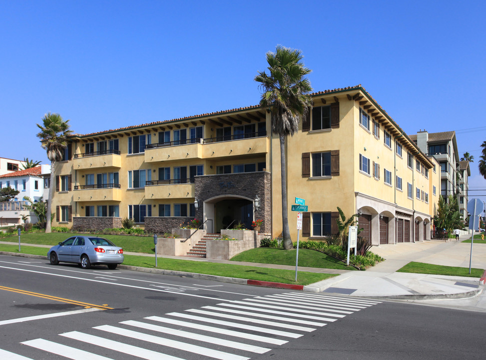 Ten Ten in Redondo Beach, CA - Foto de edificio