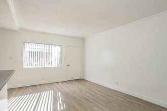 6352 Cedar Street in Huntington Park, CA - Foto de edificio - Interior Photo