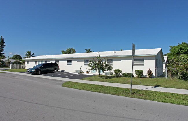 501-503 NW 40th St in Oakland Park, FL - Foto de edificio - Building Photo