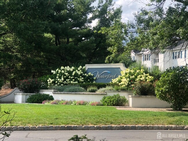827 Waterford Dr