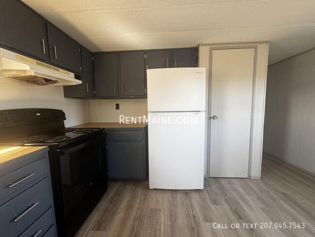 513 Main St in Vassalboro, ME - Foto de edificio - Building Photo