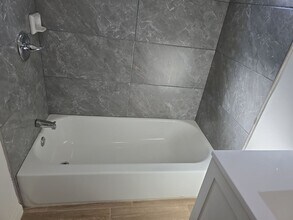 121 S Regal St in Bakersfield, CA - Building Photo - Building Photo