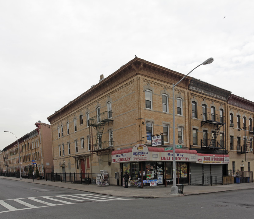 625 Wilson Ave in Brooklyn, NY - Building Photo