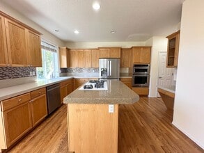 3802 NW Tustin Ranch Dr in Portland, OR - Building Photo - Building Photo