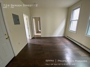 724 Bergen St-Unit -2 in Newark, NJ - Building Photo - Building Photo