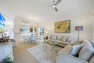437 Wiggins Lake Ct in Naples, FL - Building Photo