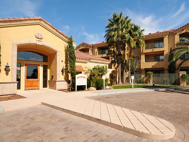 Mandarina in Phoenix, AZ - Foto de edificio - Building Photo