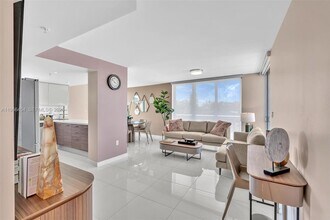 9901 E Bay Harbor Dr in Bay Harbor Islands, FL - Foto de edificio - Building Photo