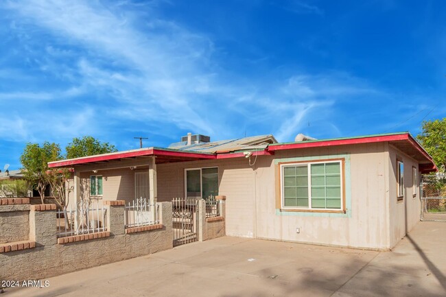 property at 3622 W Sunland Ave