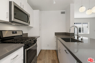 6736 Woodley Ave in Los Angeles, CA - Building Photo - Building Photo
