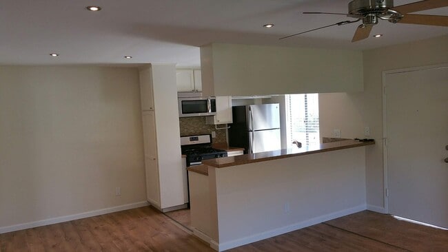 2841 S Fairview St, Unit F in Santa Ana, CA - Foto de edificio - Building Photo