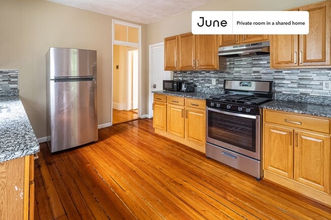 Room in Shared 4 bed/1 bath home, Unit B in Boston, MA - Foto de edificio - Building Photo