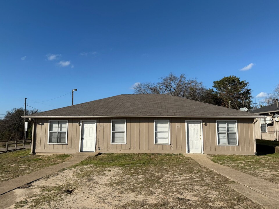 2815 W Shaw St in Tyler, TX - Building Photo