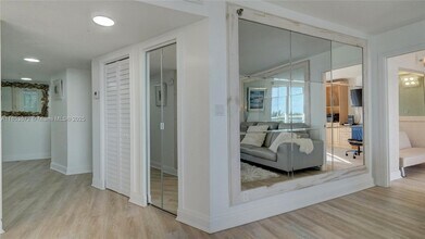 2401 Collins Ave, Unit 909 in Miami Beach, FL - Foto de edificio - Building Photo