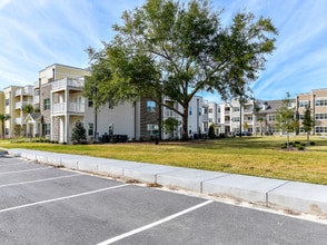 Legends North of Broad in Beaufort, SC - Foto de edificio - Building Photo