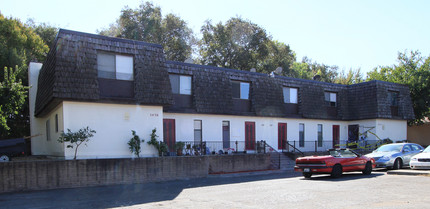 Town Home Apartments in Sacramento, CA - Building Photo - Building Photo