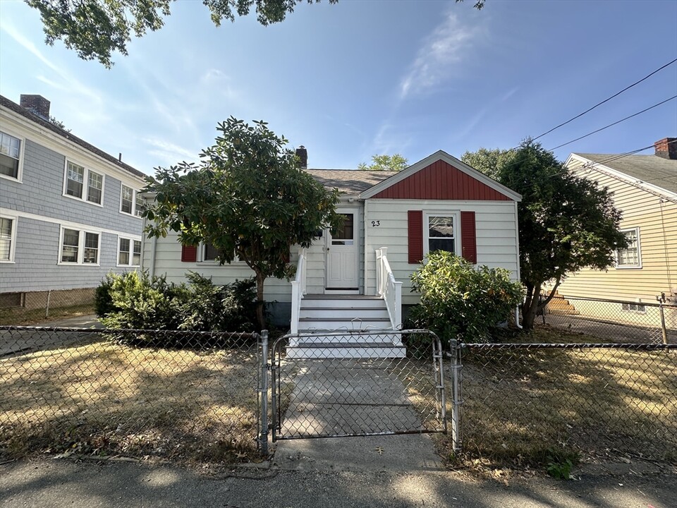 23 Safford St in Quincy, MA - Building Photo