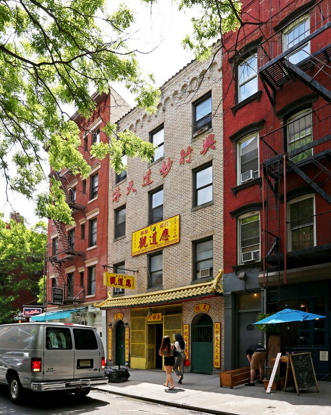 16 Spring St in New York, NY - Building Photo - Building Photo