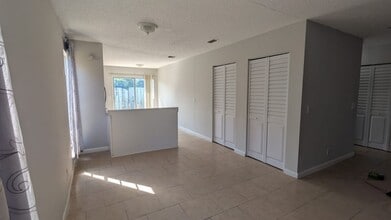 4755 Orleans Ct in West Palm Beach, FL - Foto de edificio - Building Photo