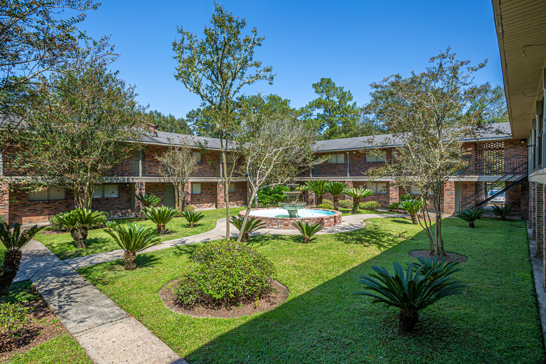 University Courtyard "Camelot" in Hammond, LA - Building Photo