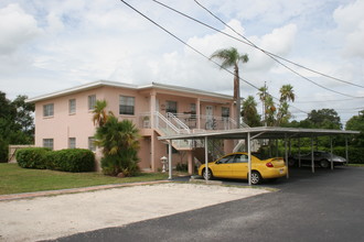 14465 Walsingham Rd in Largo, FL - Foto de edificio - Building Photo