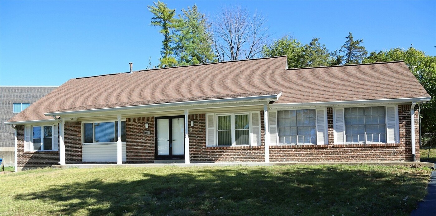 12901 Fernway Ln in Creve Coeur, MO - Building Photo