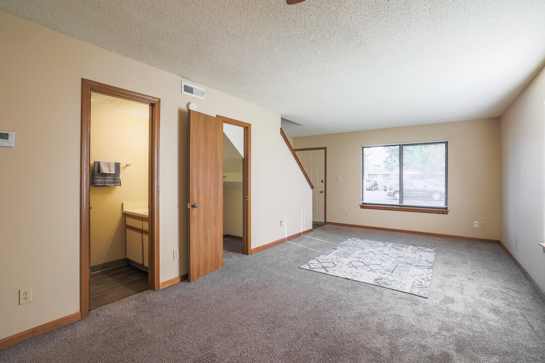Cross Creek Apartments and Townhomes in Wichita, KS - Foto de edificio