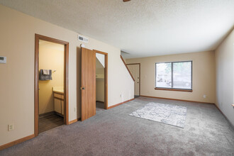 Cross Creek Apartments and Townhomes in Wichita, KS - Building Photo - Interior Photo