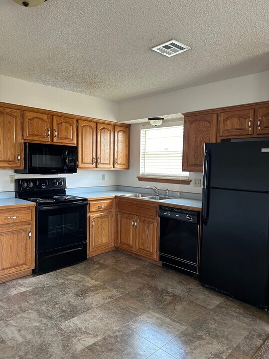 3217 N Range Line Rd in Webb City, MO - Building Photo