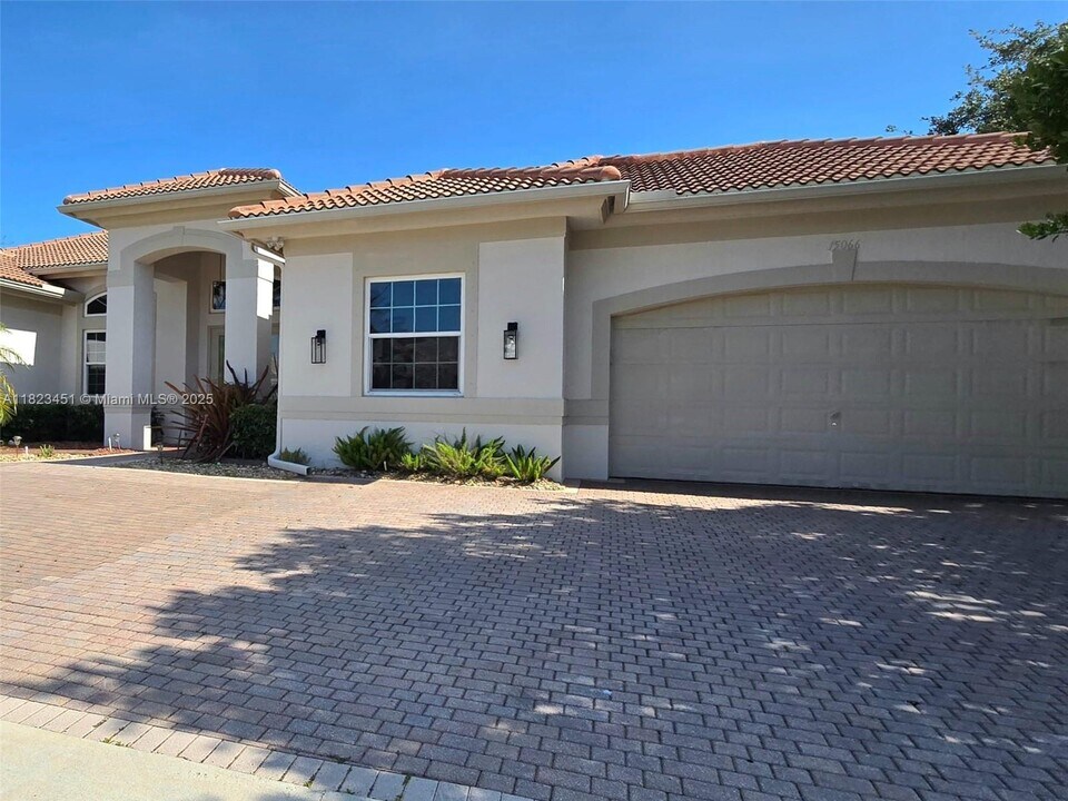 15066 SW 39th St in Davie, FL - Building Photo