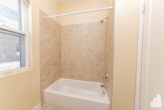 1911 W Chicago Ave-Unit -2FCH in Chicago, IL - Building Photo - Building Photo